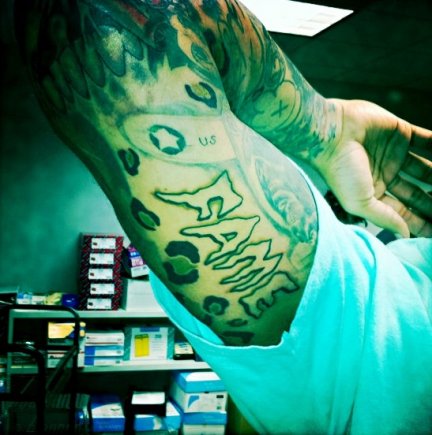 Star Tattoo Chris Brown. chris brown star tattoo.
